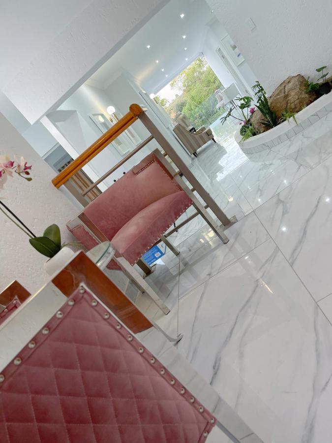 Amoris Guest House-Randburg Йоханнесбург Экстерьер фото